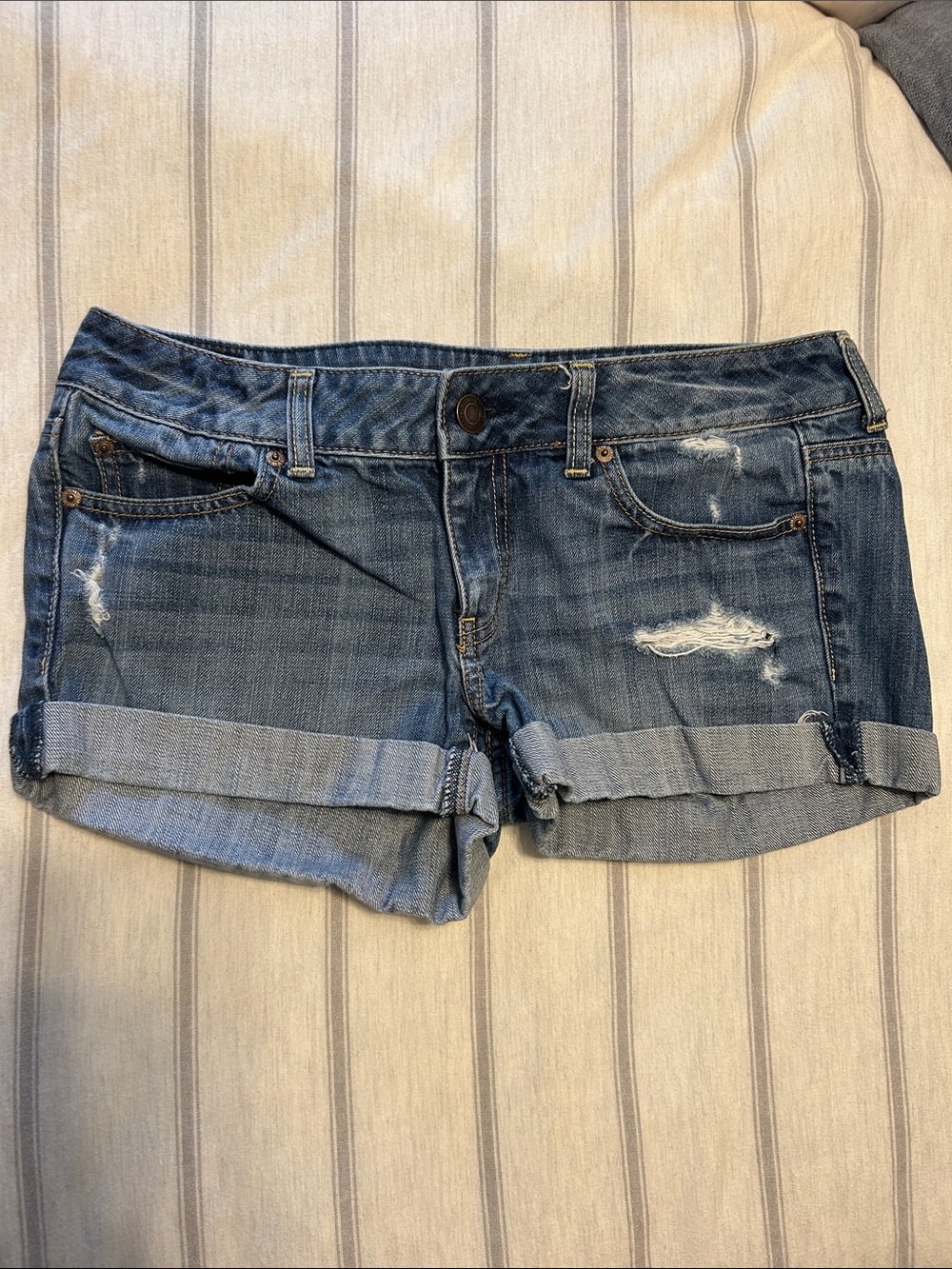 American Eagle Denim Rolled Cuff Distressed Women’s Shorts size 8 length 2inch